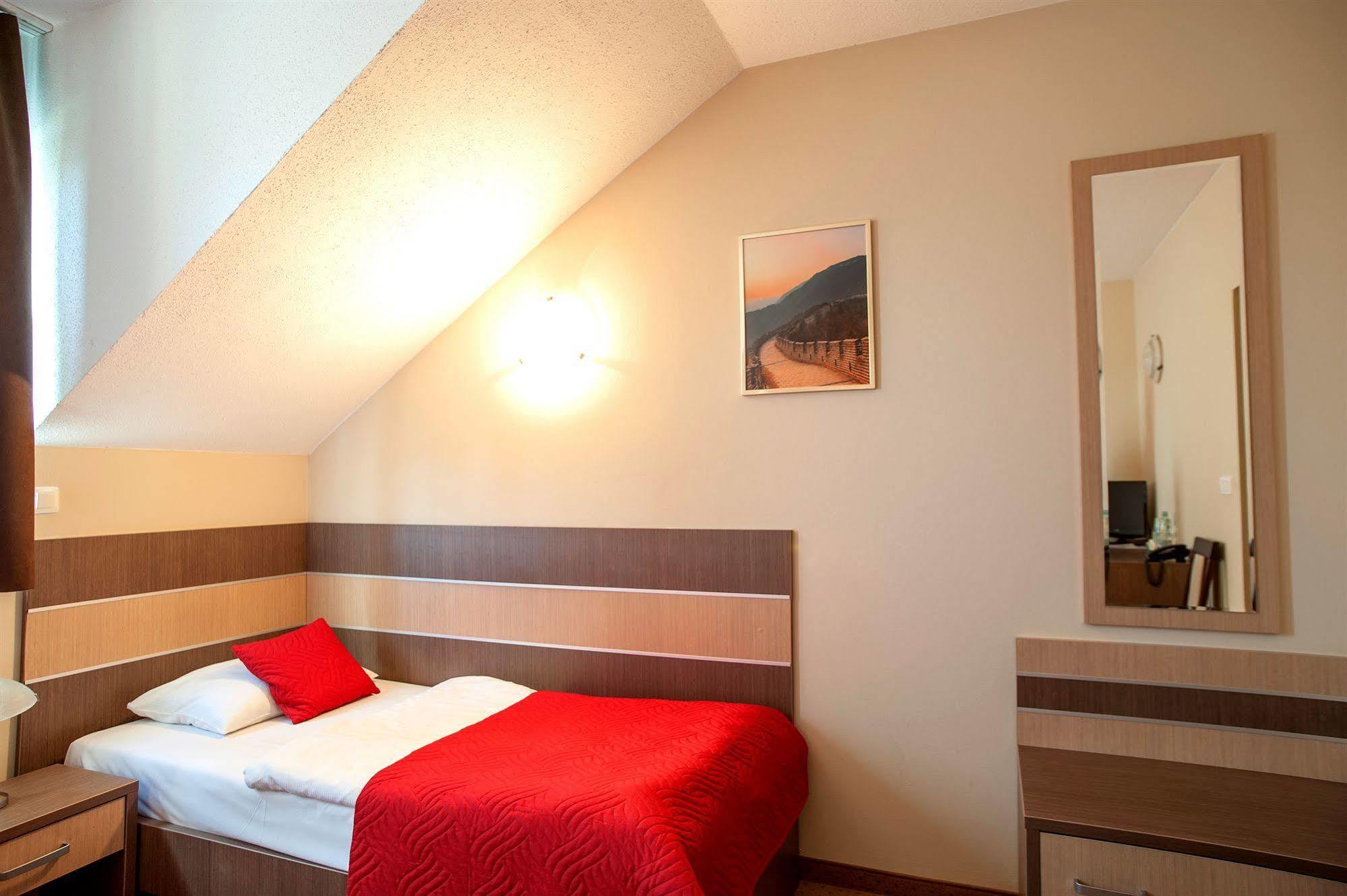 Hotel Sleep Wroclaw Ngoại thất bức ảnh